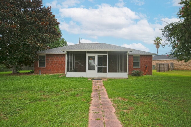 Building Photo - Spacious 3/2 Brick Home with Screened Porc...