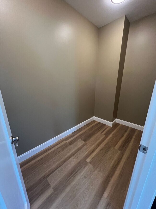 Building Photo - 3 BR, 2 BA Apartment - No HOA