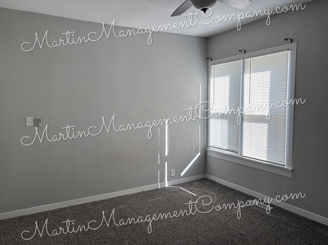 Building Photo - 1528 E 6th St