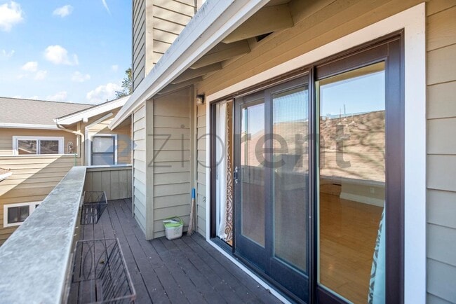 Building Photo - 14541 Oak St