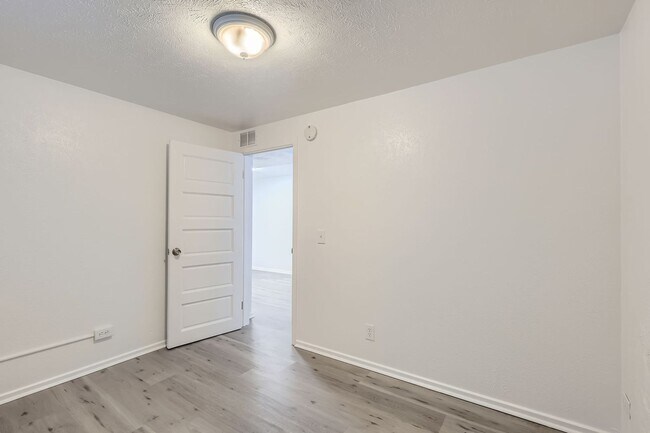 Building Photo - Fully Updated 2-Bed 1 Bath Garden Level Un...