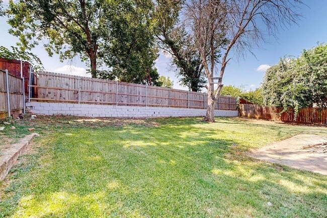 Building Photo - 2211 Sierra Dr