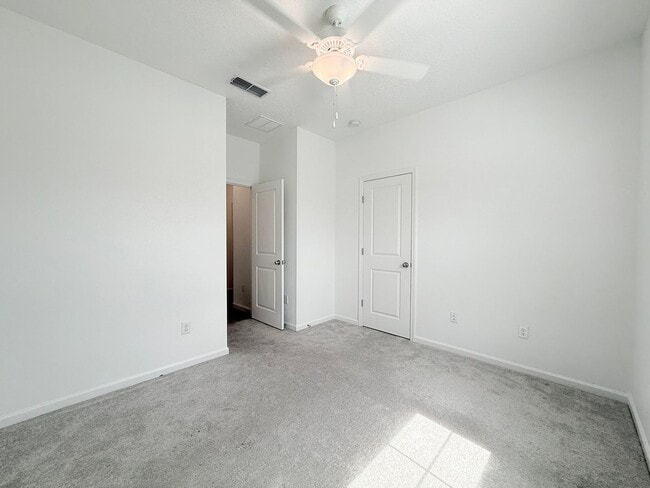 Building Photo - Like New Home In Highland Chase