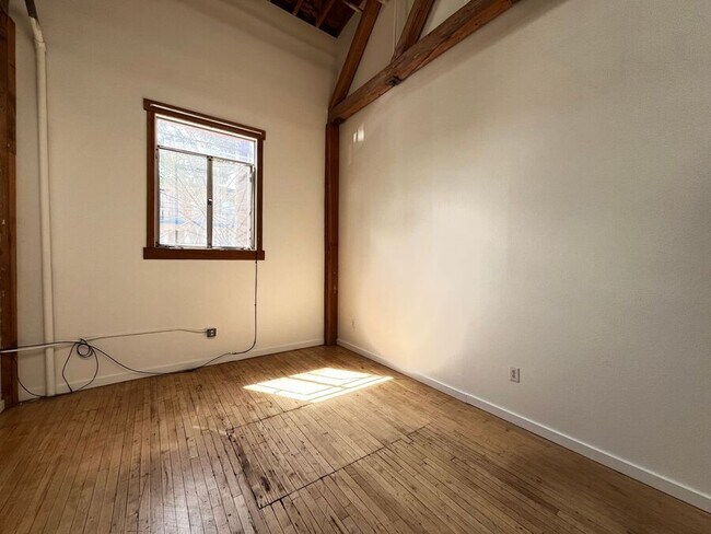 Building Photo - 1148 E 18th St