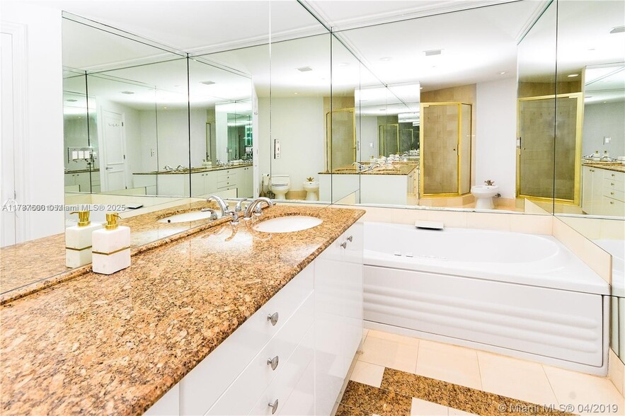 Building Photo - 300 S Pointe Dr