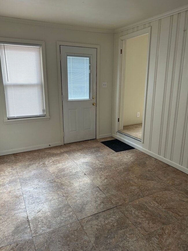 Building Photo - 3 Bedroom 2 Full Bath Home