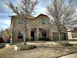Building Photo - Oak Point Beauty