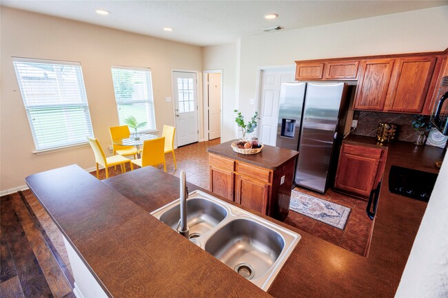 Building Photo - 6010 Twin Creek