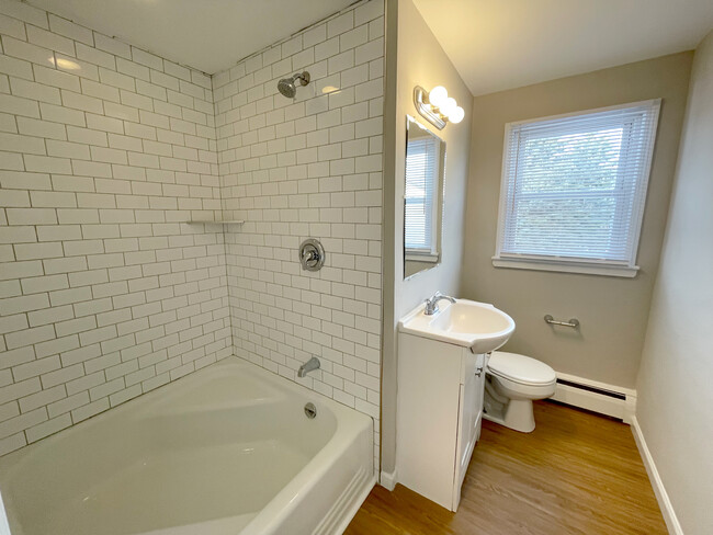 Full Bathroom - Pierce Square Aprtments