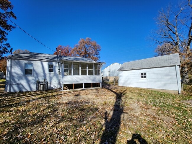 Building Photo - 1938 Larch Dr