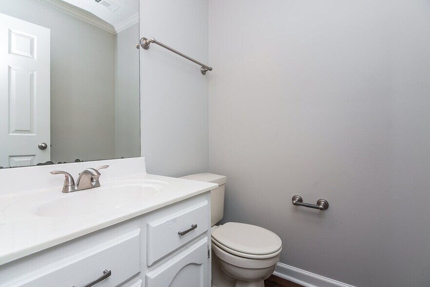 Building Photo - 8925 Lake Springs Cove