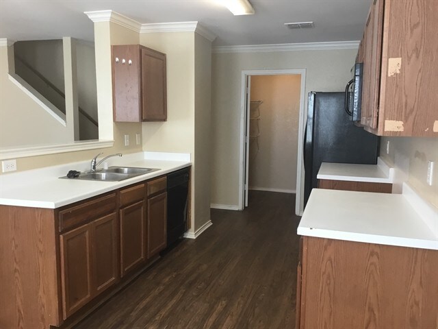 Building Photo - 2804 Lake Vista Dr