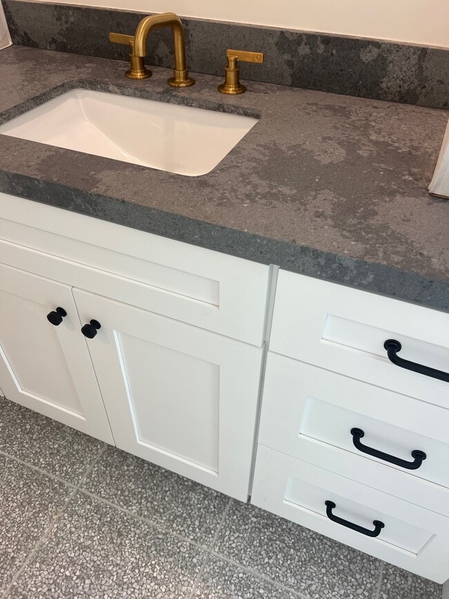 Building Photo - 919 Bayview Dr