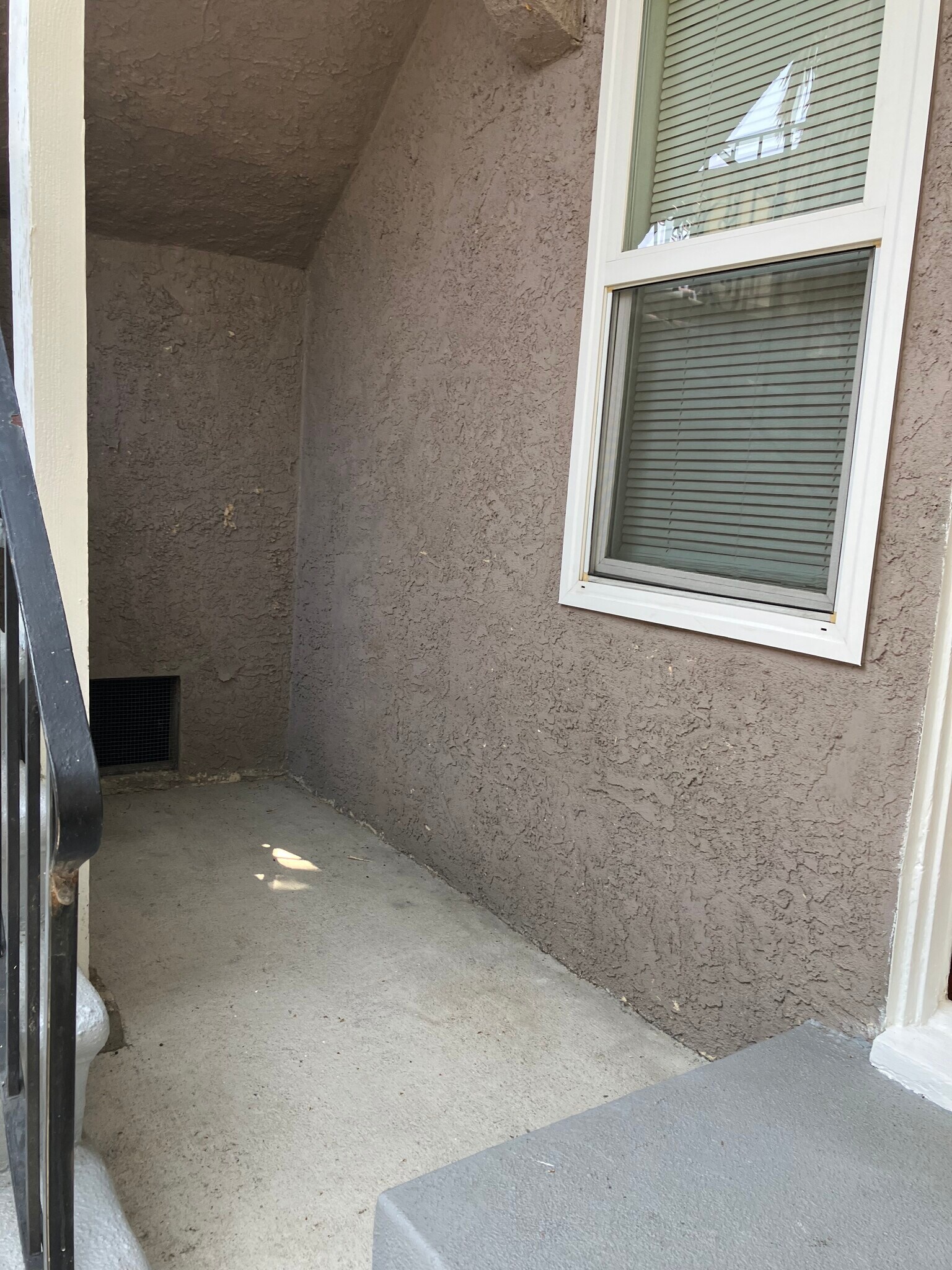 Building Photo - 2035 N Vista del Mar Ave