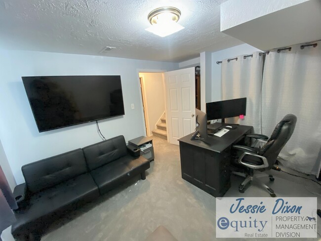 Building Photo - 2014 Jenny Ln.