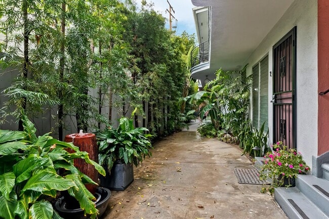 Building Photo - 1035 N Sierra Bonita Ave