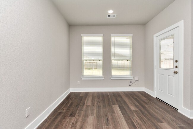 Building Photo - The Live Oak – Where Comfort Meets Conveni...