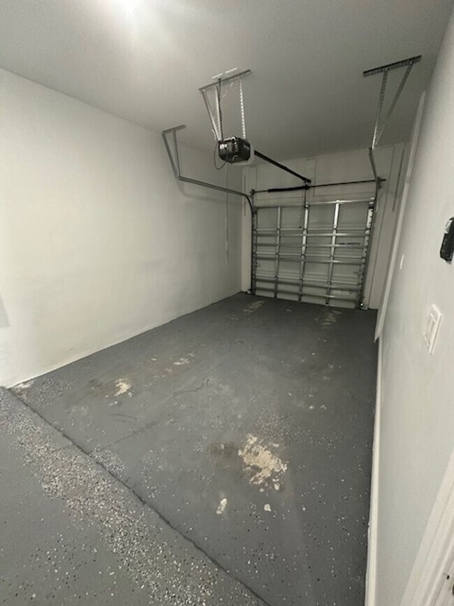 Building Photo - 3 Bedroom 2 Bath 1 Car Garage