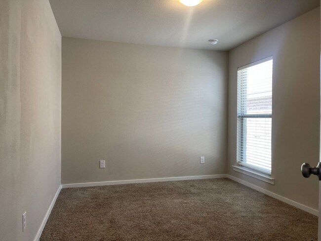 Building Photo - Pre-leasing 3 bed 2 bath Move In Ready! Co...