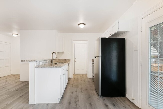 Building Photo - Leon Valley~Spacious 2 Bedroom~Updated Kitchen with Stainless Steel Appliances~2 Car Garage~Backyard