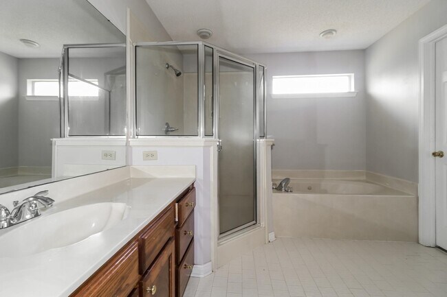 Building Photo - 1136 Breezy Valley Dr