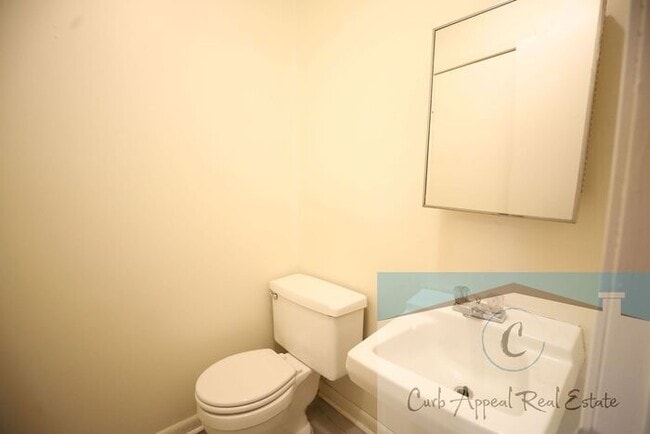 Building Photo - 2 bed, 1.5 bath apartment - $775 - HUD acc...