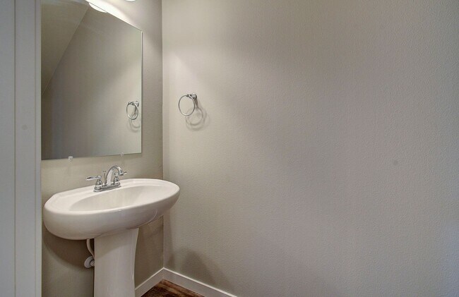 Building Photo - 3 BR, 2.5 BA Creekwood Townhome - $500 OFF 1st Mo. Rent!