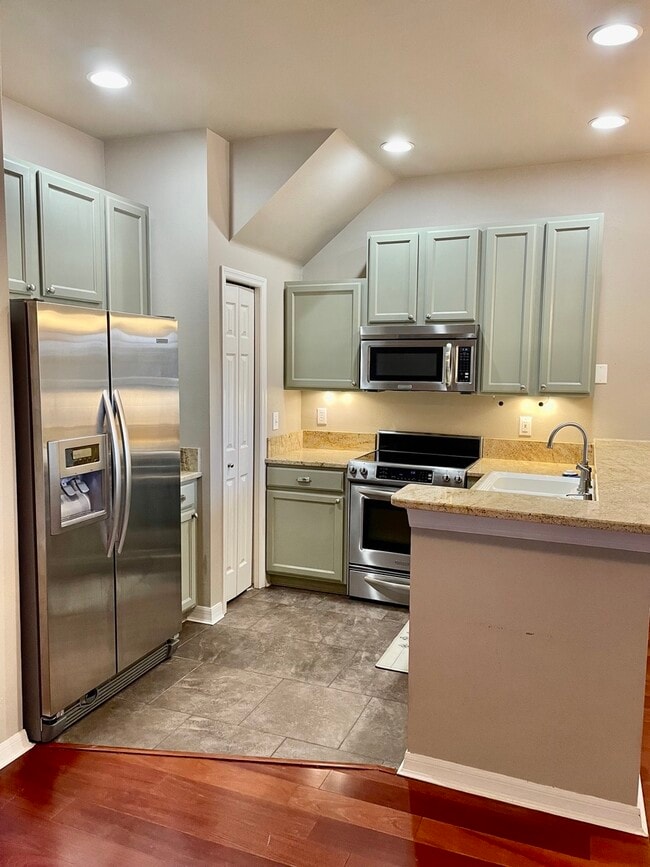 Building Photo - 643 Vallance Way NE