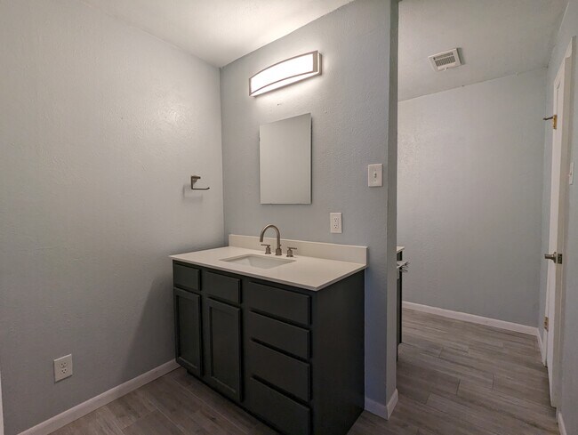 Building Photo - 944 Mossvine Dr