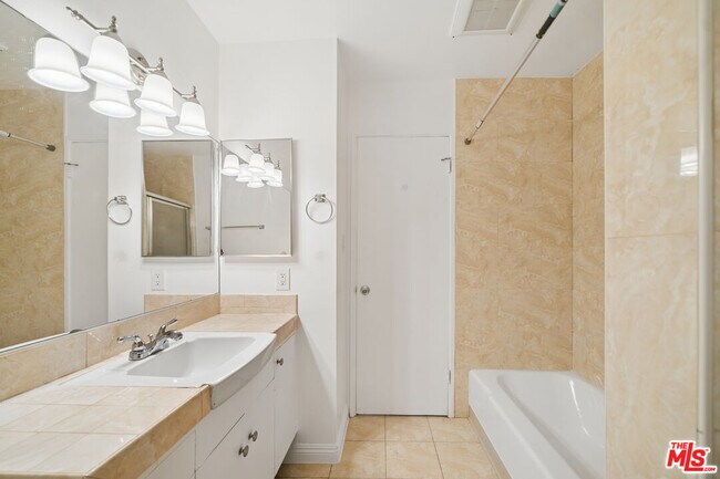 Building Photo - 7545 Hampton Ave