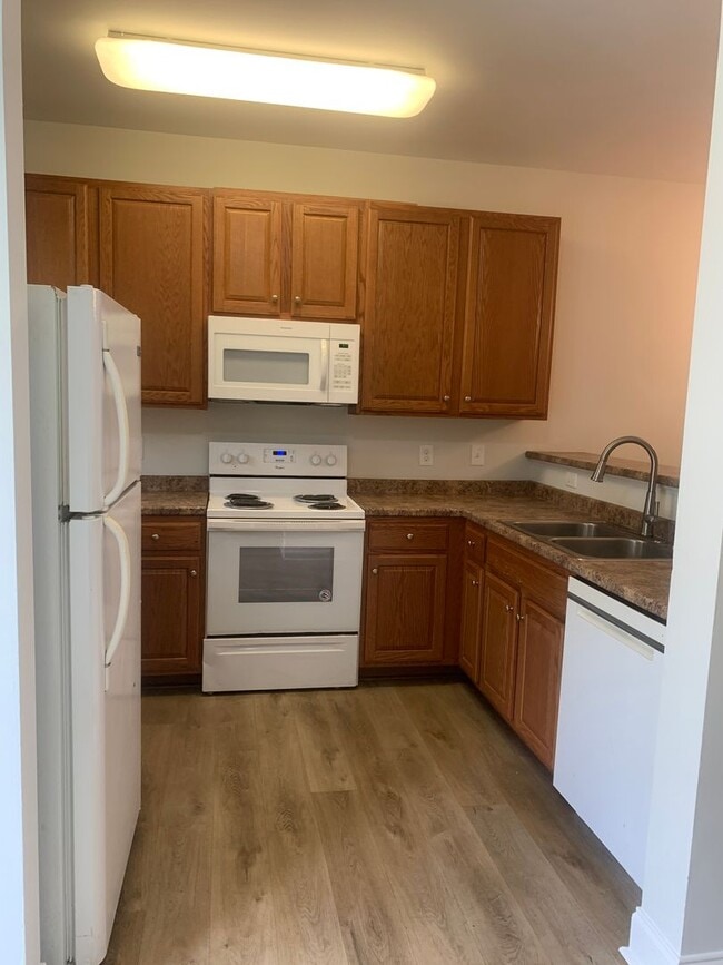 Building Photo - 2 Bedroom 1.5 Bath Townhome in Pleasant Gr...