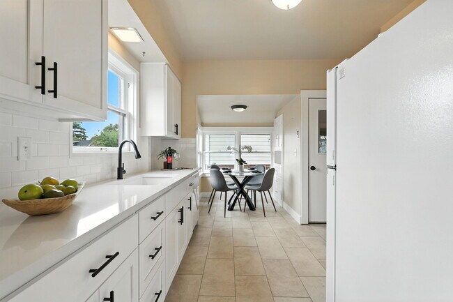 Building Photo - 423 NE 55th Ave