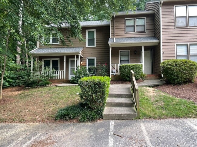 Building Photo - Quaint End Unit Two Bedroom Townhome in Cary