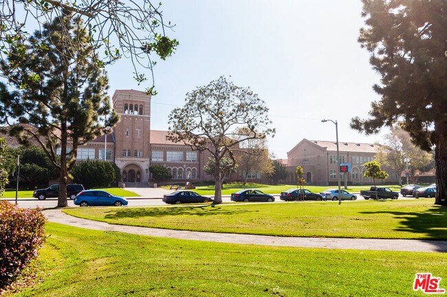 Building Photo - 826 Main St