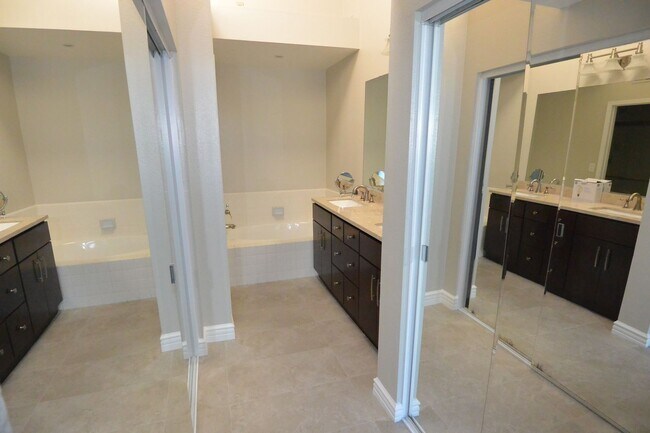 Building Photo - Beautiful Remodeled 2 Bed 2.5 Bath Condo in Pacific Ranch