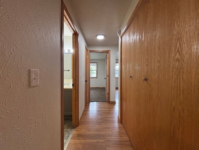 Building Photo - Regal Landing ||