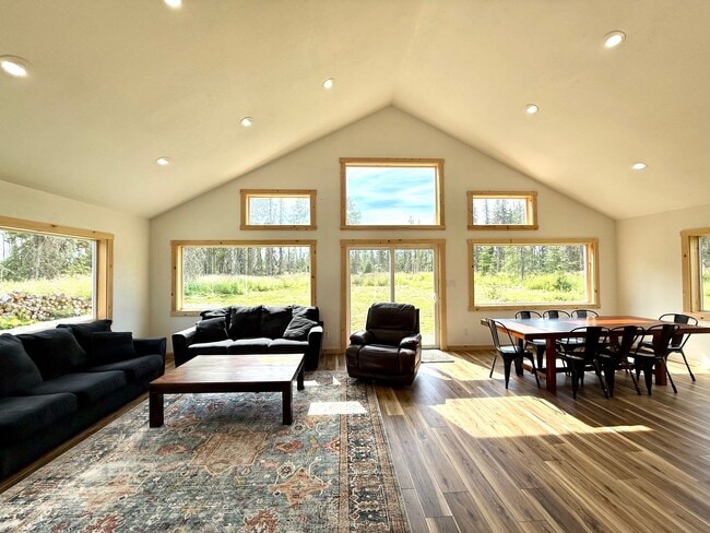 Building Photo - LIKE NEW K-BEACH HOME!