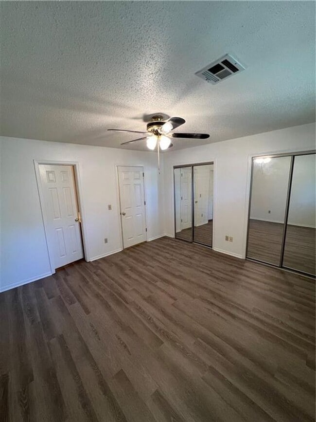 Building Photo - 320 S 11th Pl