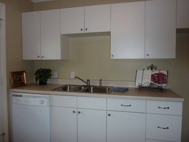 Building Photo - Beautiful 2 Bed 1 Bath in Quiet Area - NO PETS ALLOWED