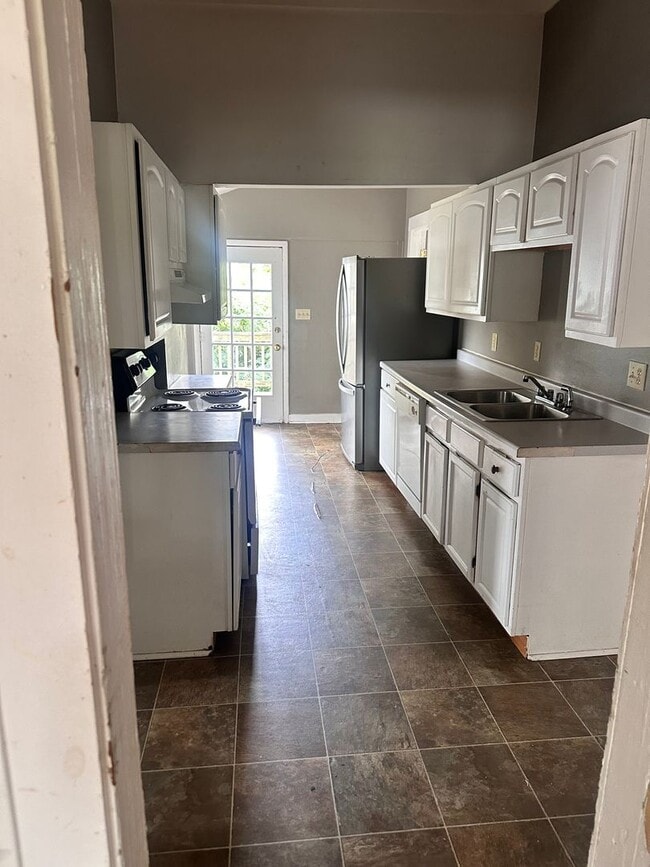 Building Photo - 311 W Elm St