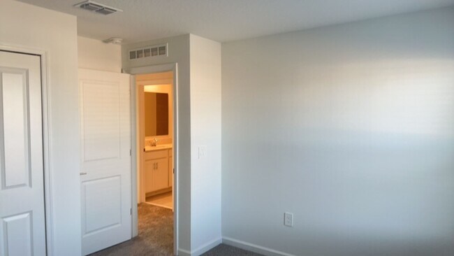 Building Photo - Spacious Corner Unit 3BR/2.5BA Townhome in Kissimmee!