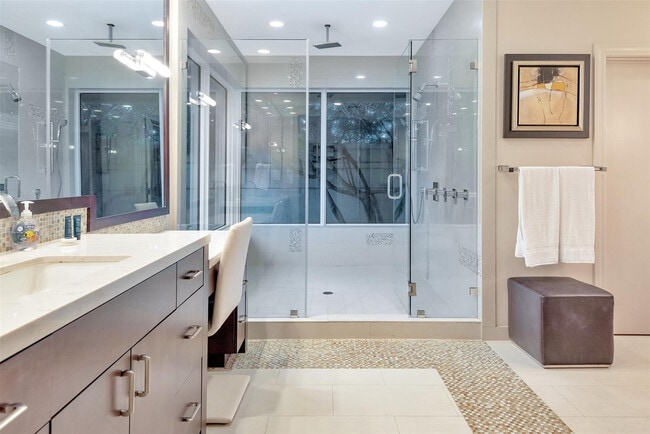 Building Photo - 3050 NE 43rd St