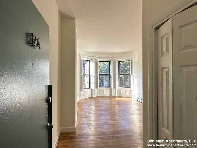 Building Photo - 517 Beacon St