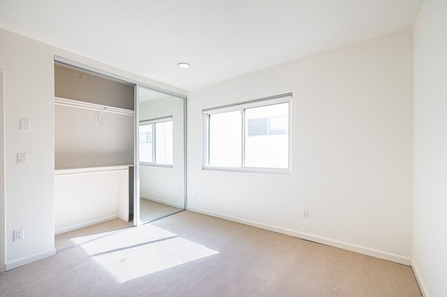 Building Photo - Prime Location 3 bedroom Townhome with Central A/C & Heat. Laundry in unit. Side-by-Side parking.