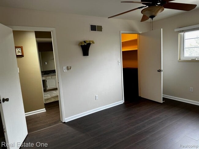 Building Photo - 780 E Fox Hills Dr