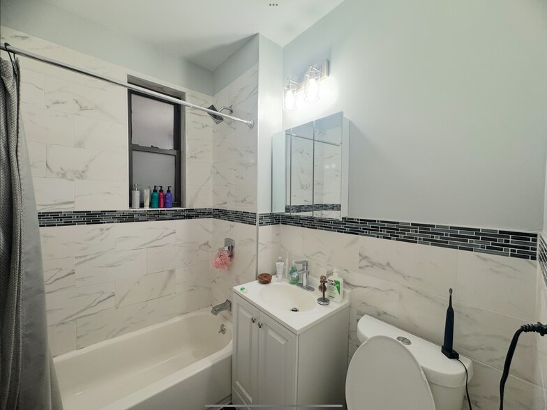 Building Photo - 2562 37th St