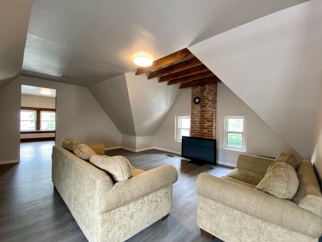 Building Photo - 146 Parker St