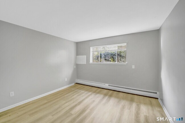 Building Photo - 279 Oakville Ave