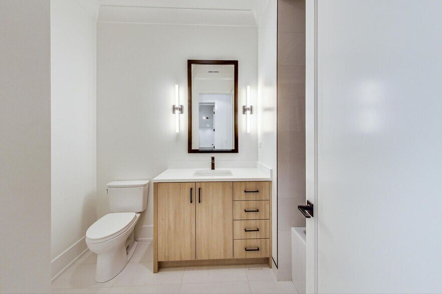 Building Photo - 4920 N Lincoln Ave