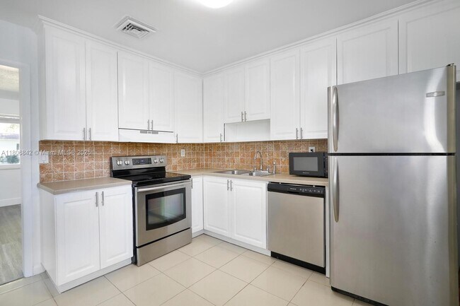 Building Photo - 900 Benevento Ave